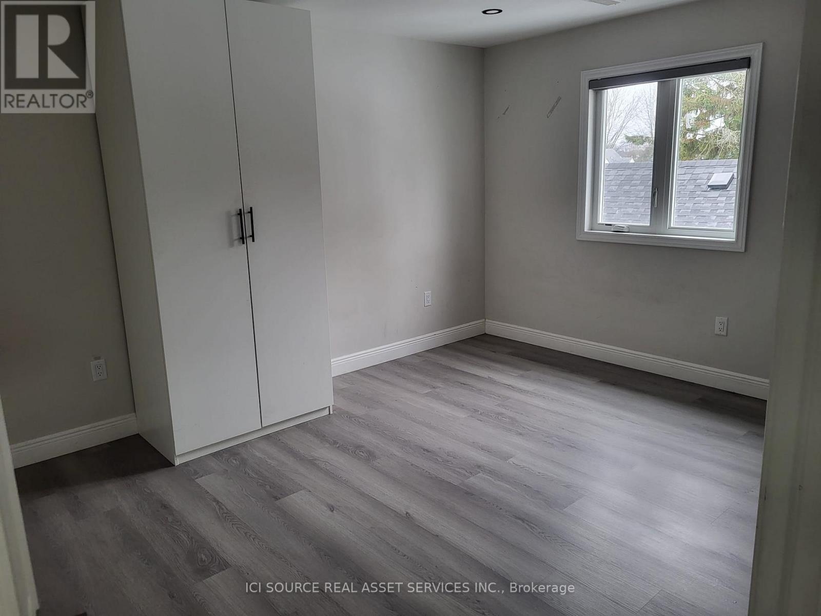 E - 6447 Culp Street, Niagara Falls, Ontario  L2G 2C2 - Photo 3 - X12293476