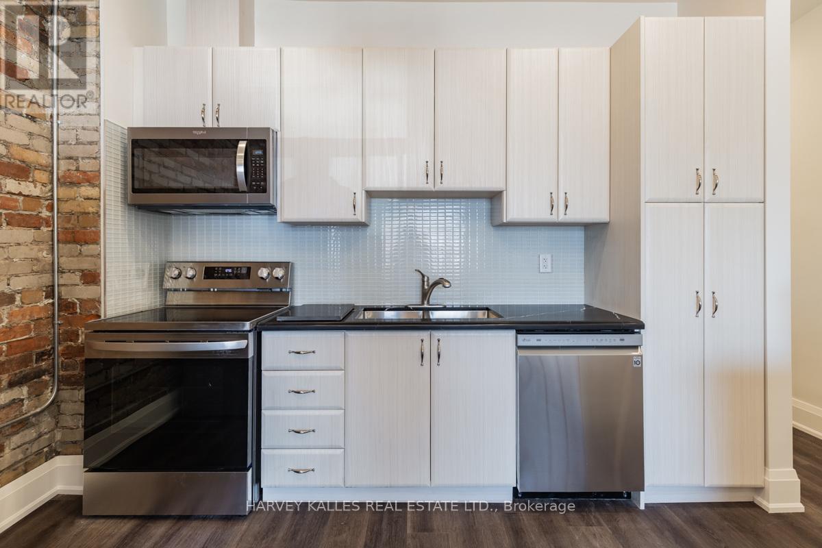 Upper - 657 St Clair Avenue W, Toronto, Ontario  M6C 1A7 - Photo 10 - C13191762