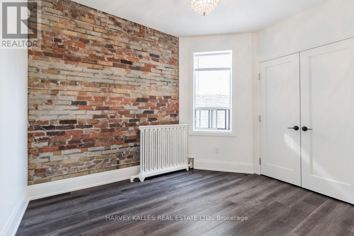 Upper - 657 St Clair Avenue W, Toronto, Ontario  M6C 1A7 - Photo 13 - C13191762