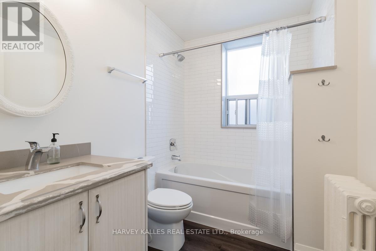 Upper - 657 St Clair Avenue W, Toronto, Ontario  M6C 1A7 - Photo 18 - C13191762