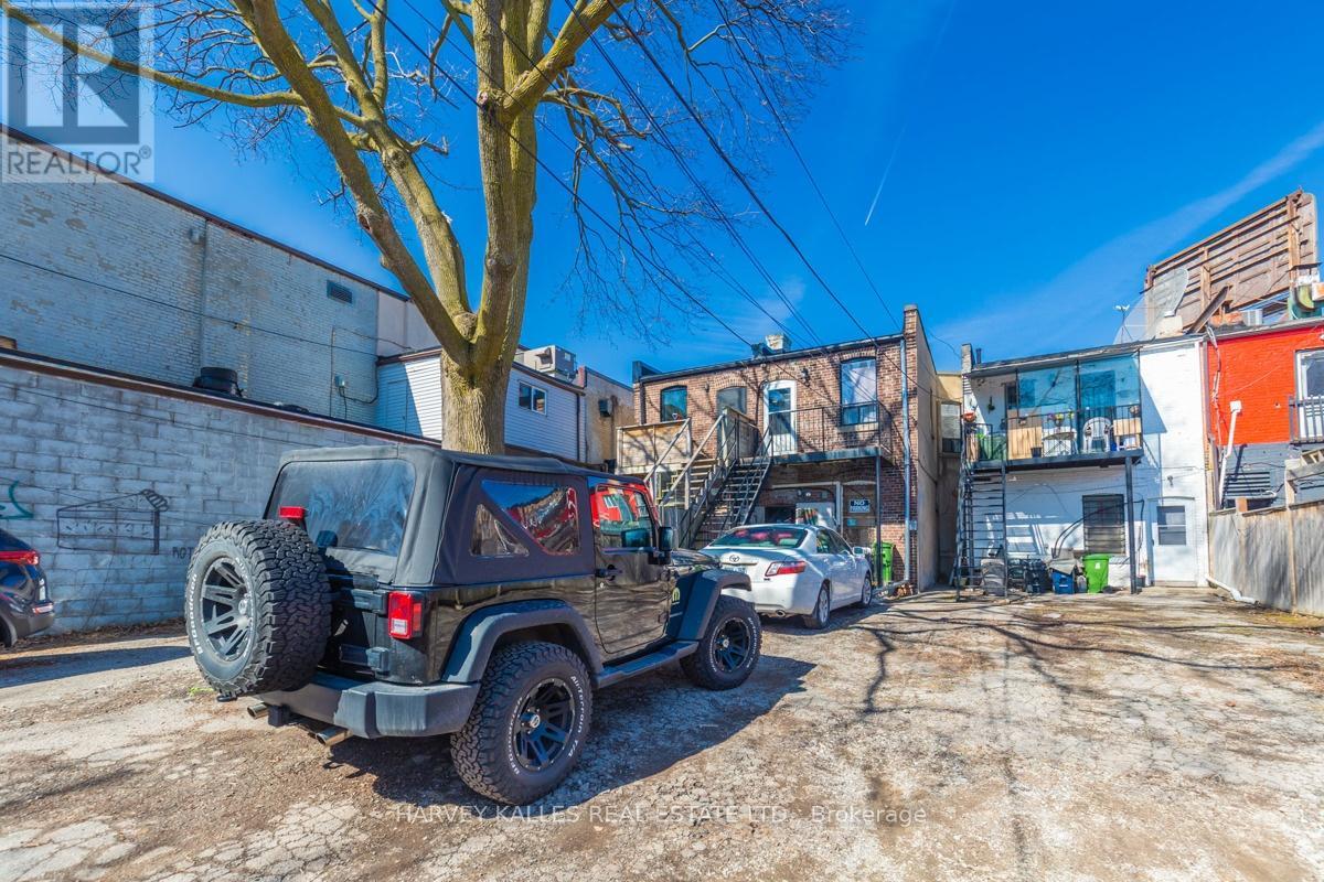 Upper - 657 St Clair Avenue W, Toronto, Ontario  M6C 1A7 - Photo 19 - C13191762