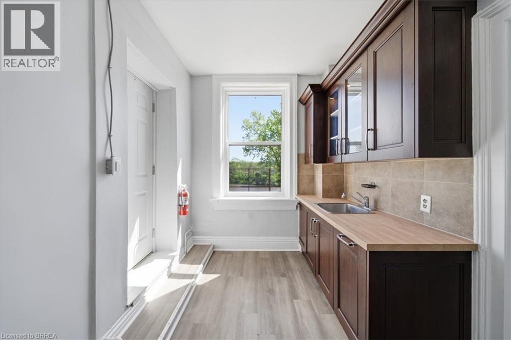 117 N GRAND RIVER Street N Unit# A, Paris, Ontario