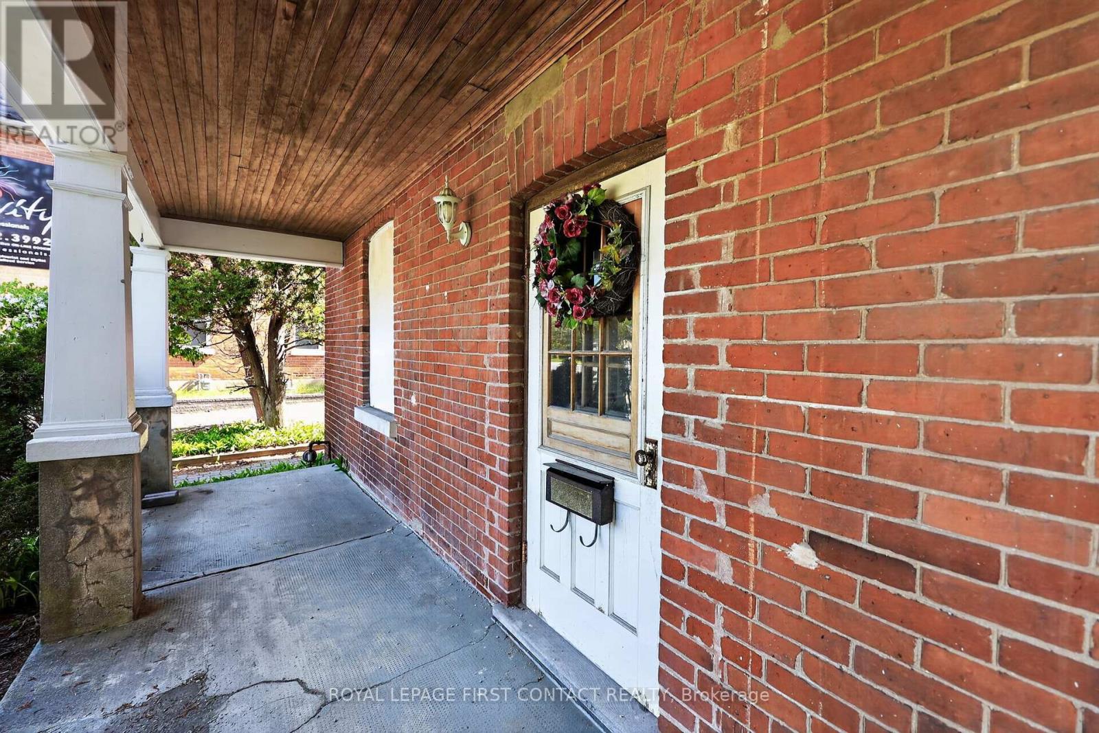 202 Bradford Street, Barrie (Allandale Centre), Ontario  L4N 3B6 - Photo 3 - S13190794