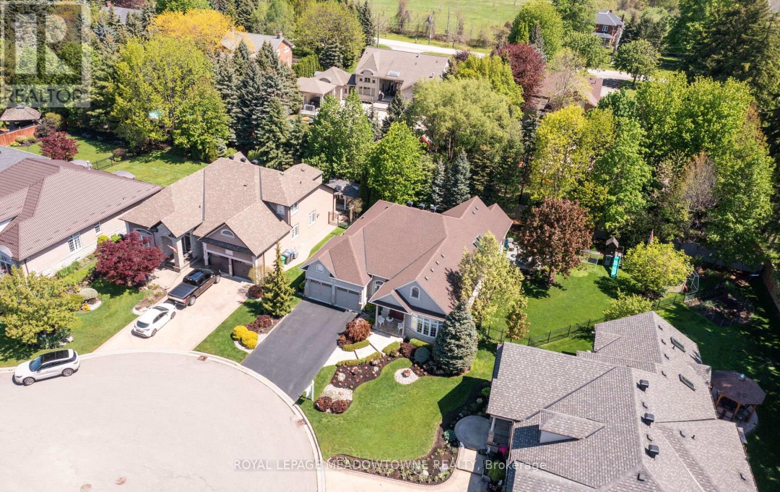 21 TRISTAN COURT, Brampton, Ontario