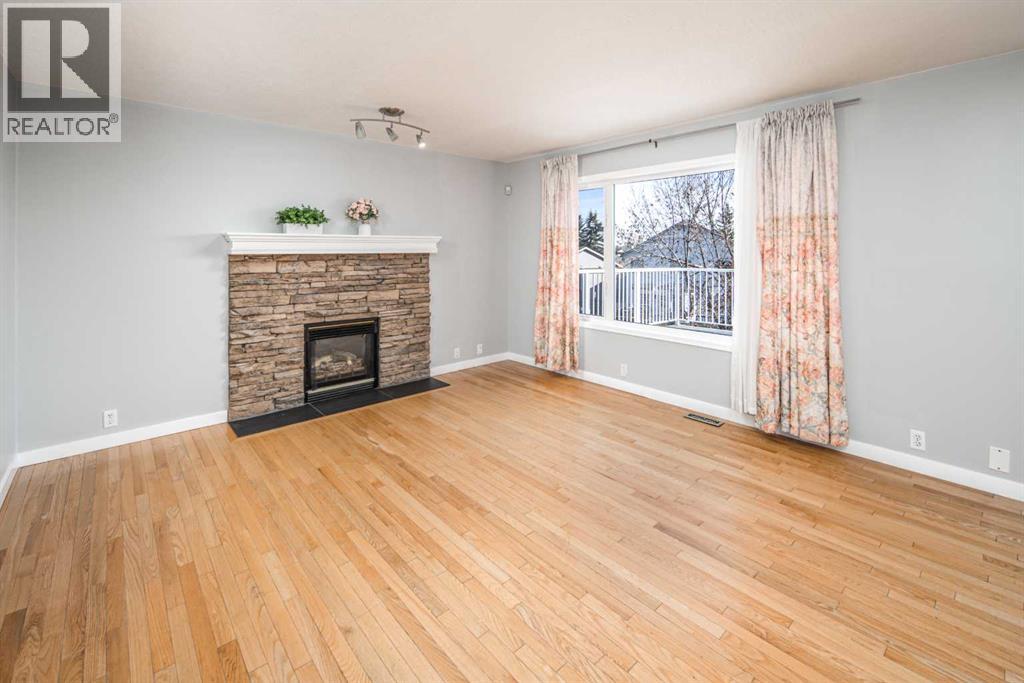 10 Somerset Court SW, Calgary, Alberta  T2Y 3H4 - Photo 5 - A2300388