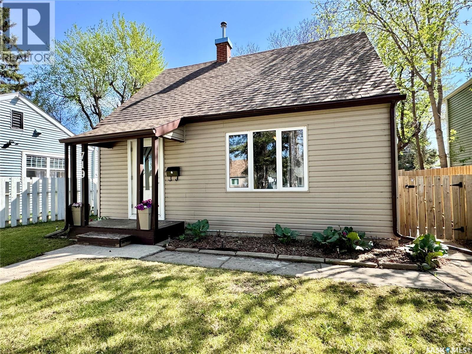 719 4th Street E, Prince Albert, Saskatchewan S6V 0K4 - Photo 2 - SK037309