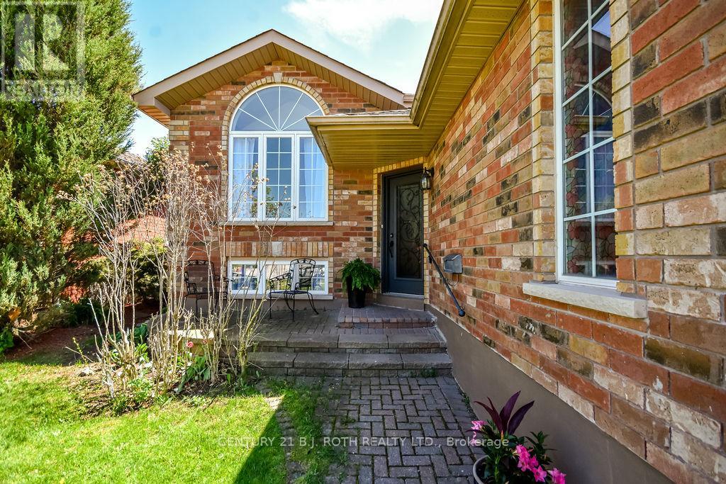 53 Forest Dale Drive, Barrie, Ontario  L4M 6M9 - Photo 2 - S13193592