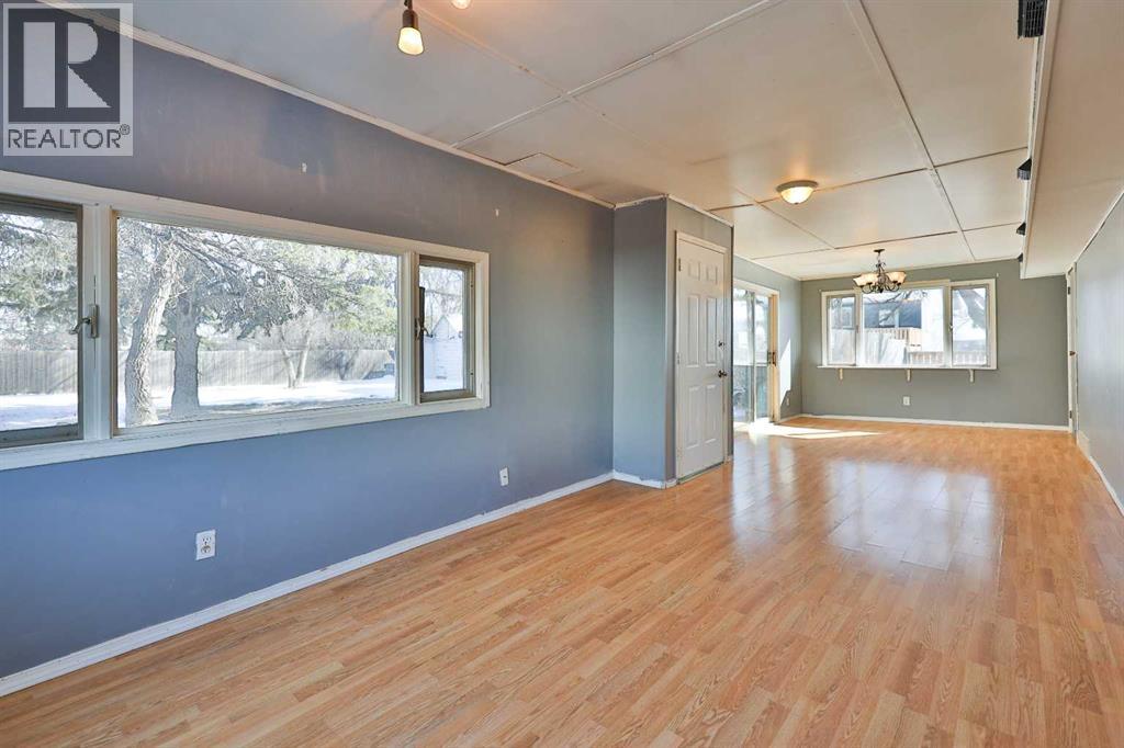 221 N 250 E, Raymond, Alberta  T0K 2S0 - Photo 4 - A2315235