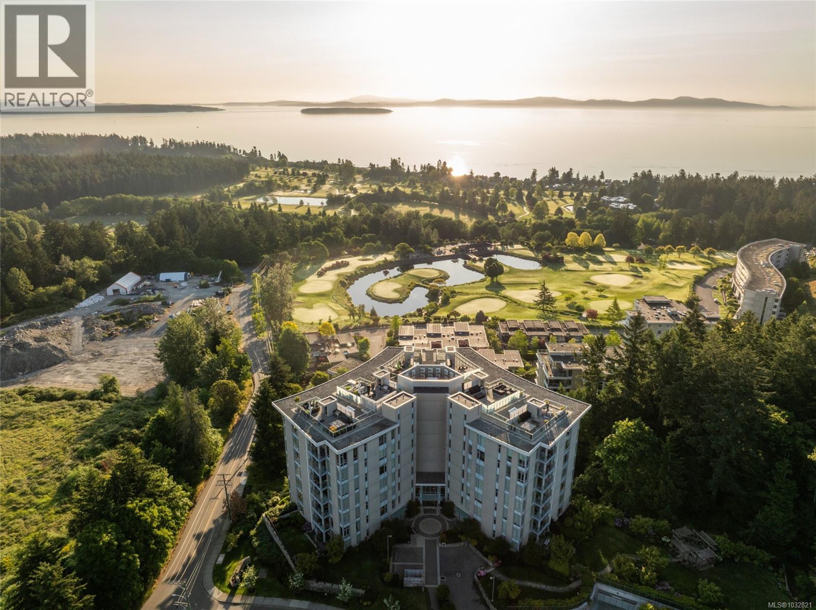 301 5388 Hill Rise Terr, Saanich, British Columbia