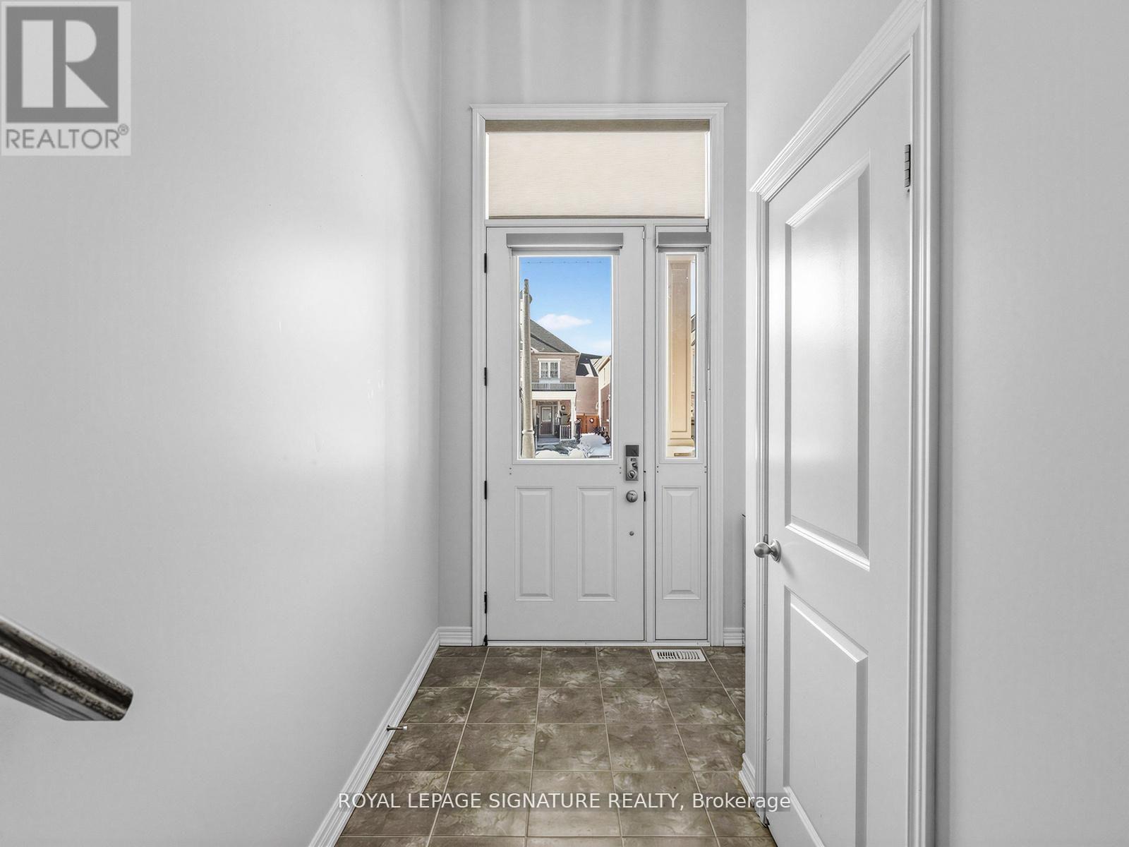 534 Stream Crescent, Oakville, Ontario  L6M 1N7 - Photo 4 - W13192858