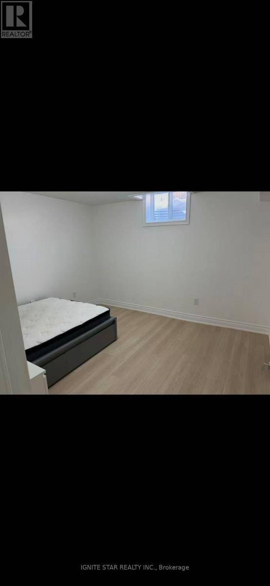 2599 Ambercroft Drive, Mississauga, Ontario  L5M 4K5 - Photo 2 - W13193202