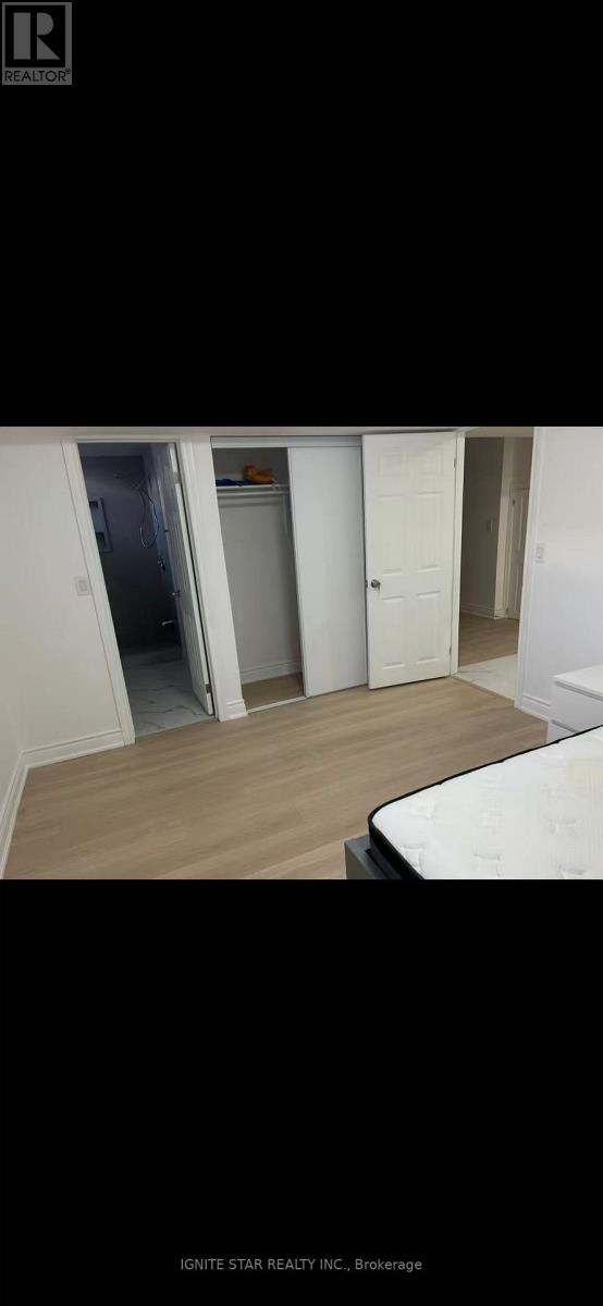 2599 Ambercroft Drive, Mississauga, Ontario  L5M 4K5 - Photo 3 - W13193202