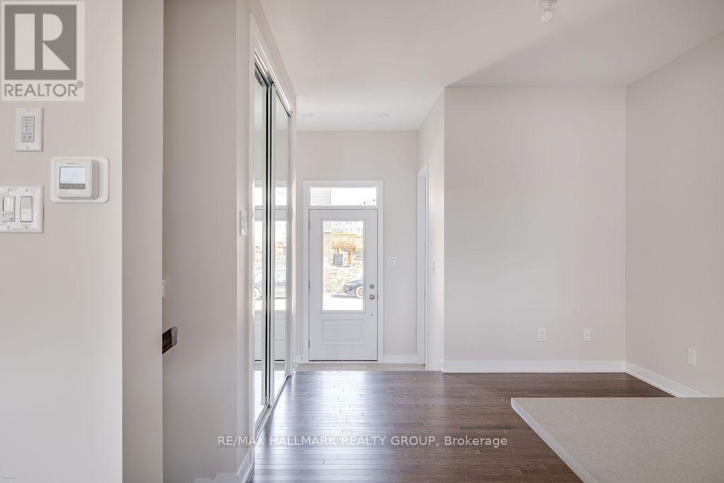 12 Tenuto Lane, Ottawa, Ontario  K1C 7G4 - Photo 3 - X13194754