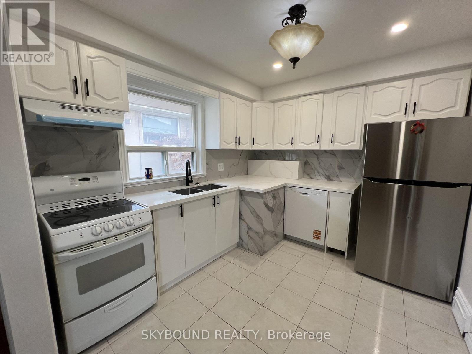 33 BRADSTOCK ROAD, Toronto, Ontario
