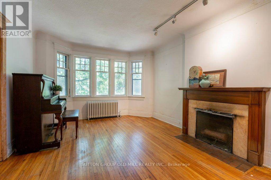 19 Biggar Avenue, Toronto, Ontario  M6H 2N5 - Photo 6 - C13193728
