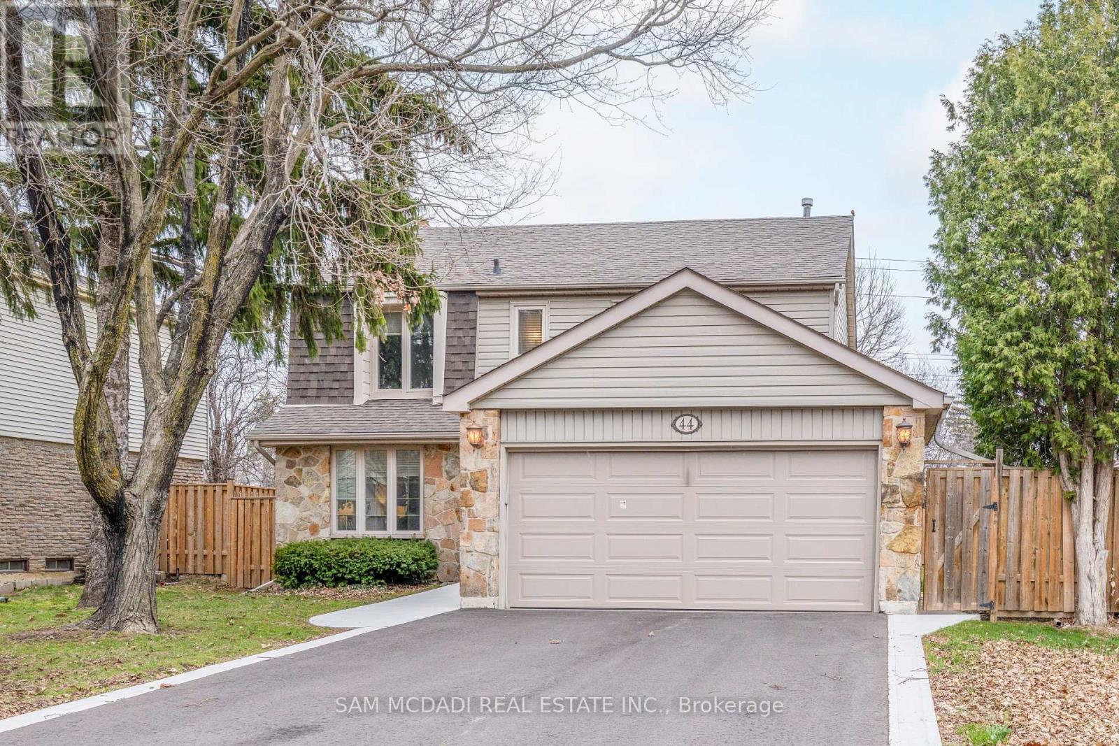 44 Madrid Crescent, Brampton, Ontario  L6S 2X4 - Photo 2 - W13194316