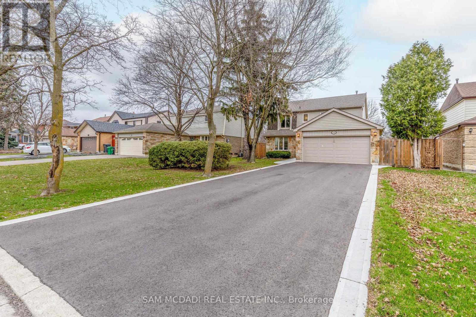 44 Madrid Crescent, Brampton, Ontario  L6S 2X4 - Photo 3 - W13194316