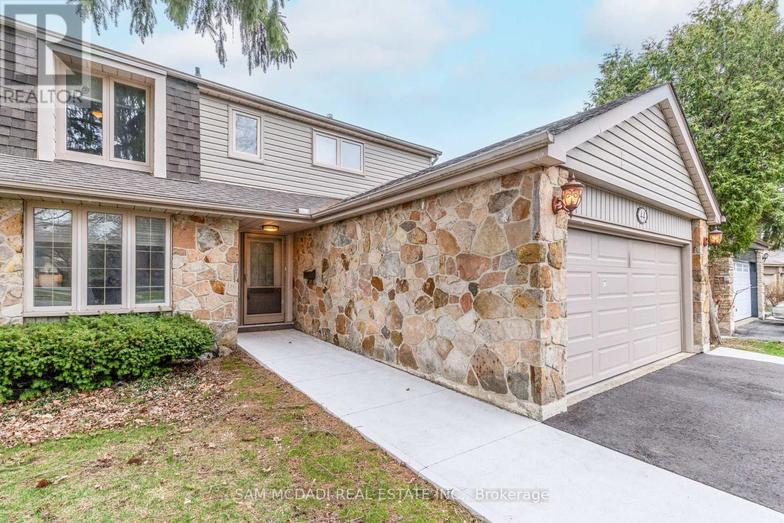 44 Madrid Crescent, Brampton, Ontario  L6S 2X4 - Photo 4 - W13194316