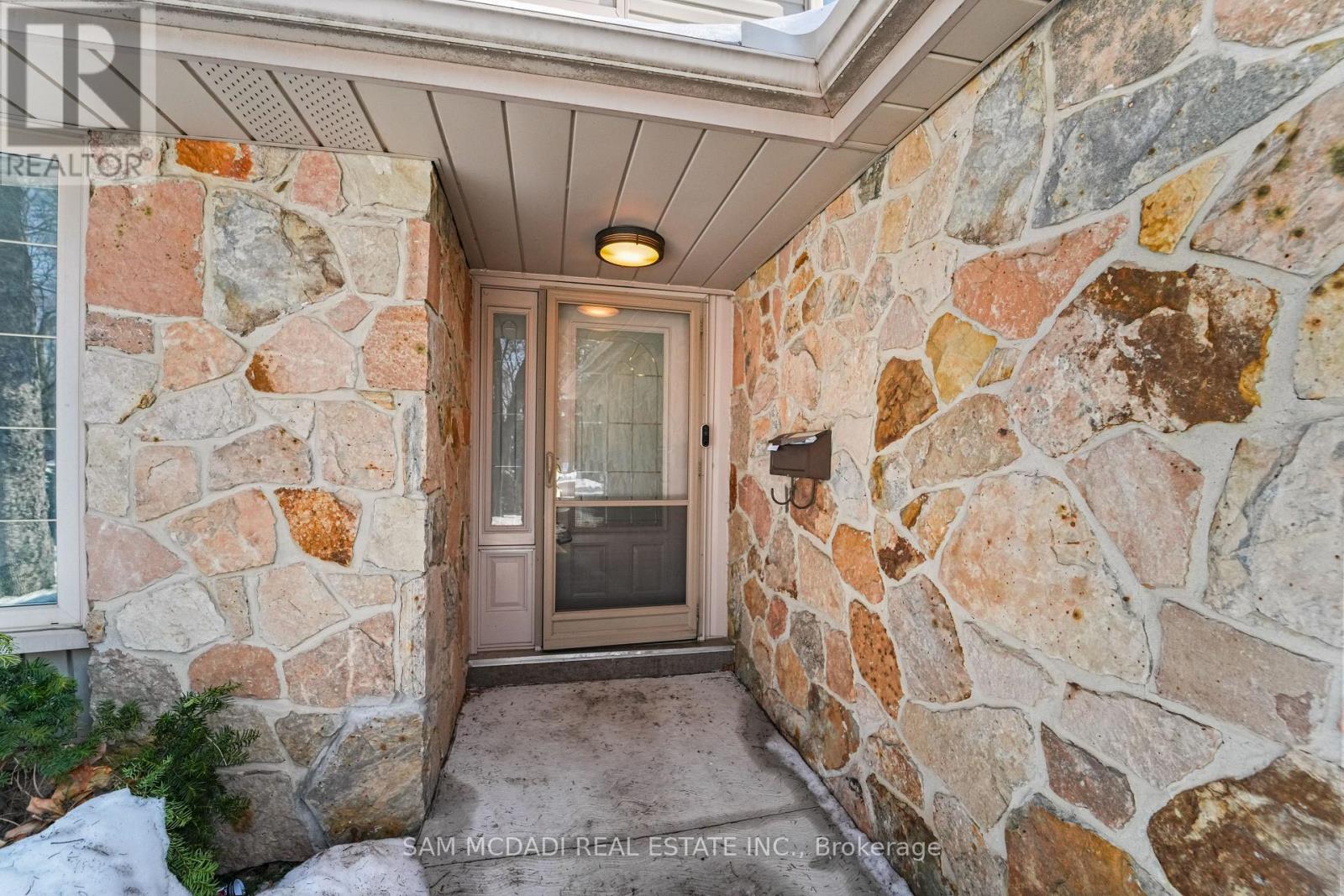 44 Madrid Crescent, Brampton, Ontario  L6S 2X4 - Photo 5 - W13194316