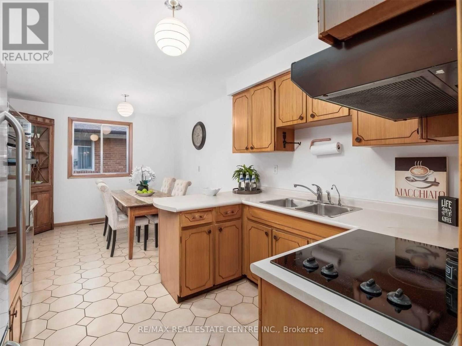 3574 Golden Orchard Drive, Mississauga, Ontario  L4Y 3H8 - Photo 4 - W13194390