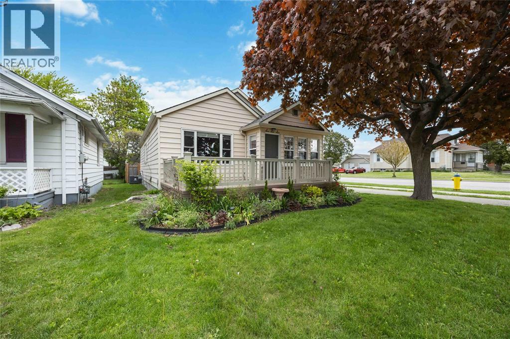 666 Devine Street, Sarnia, Ontario  N7T 1W8 - Photo 3 - 26011908