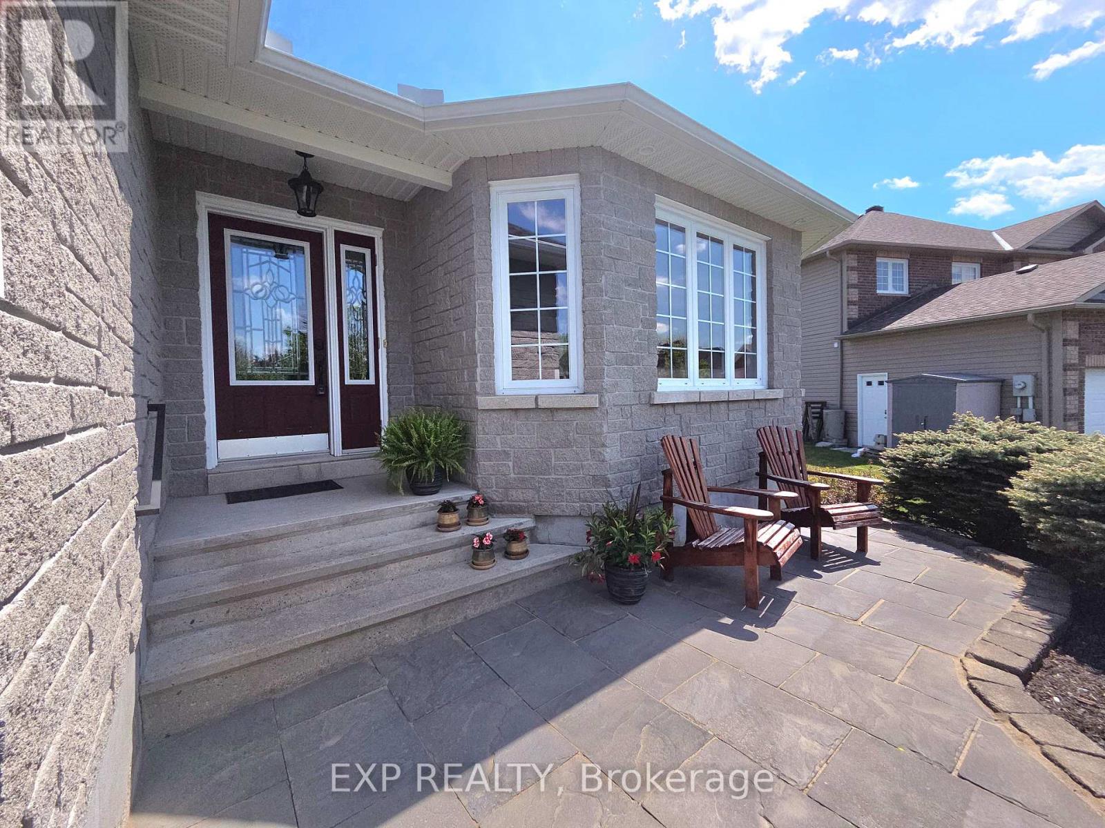126 Metcalfe Drive, Mississippi Mills, Ontario  K0A 1A0 - Photo 2 - X12955584