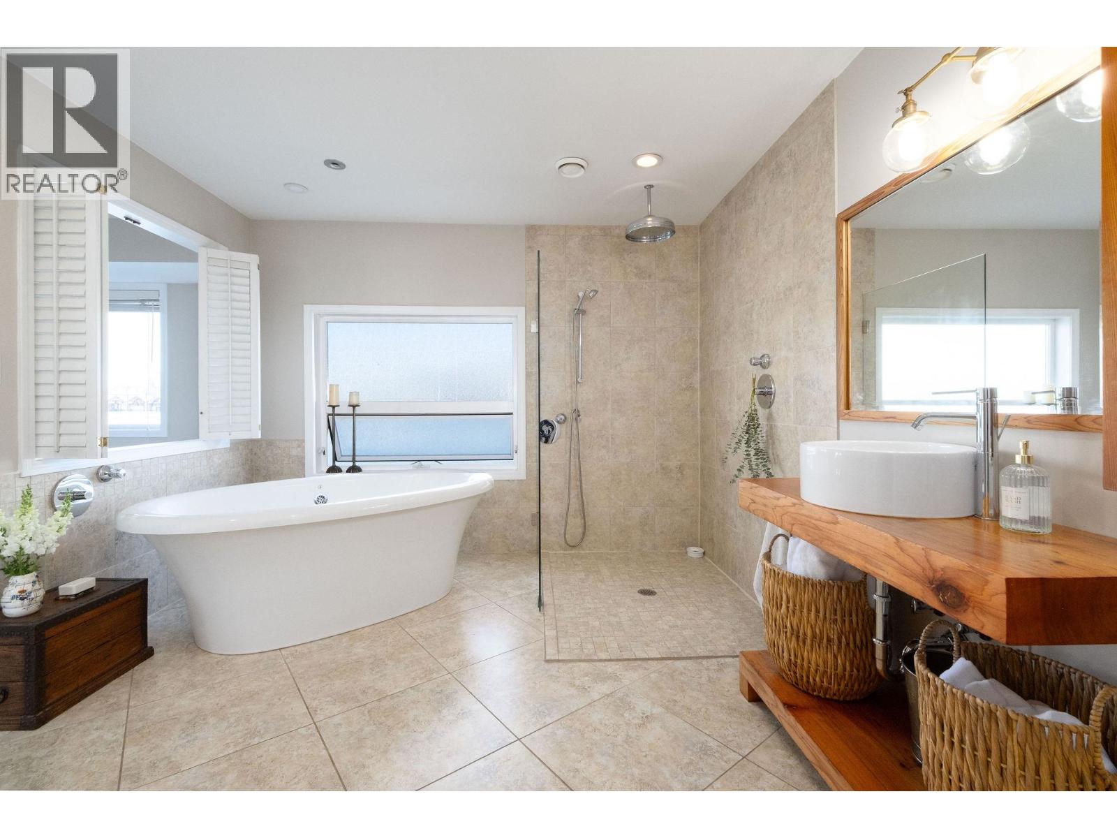 A27 415 W Esplanade Avenue, North Vancouver, British Columbia  V7M 1A6 - Photo 5 - R3128647
