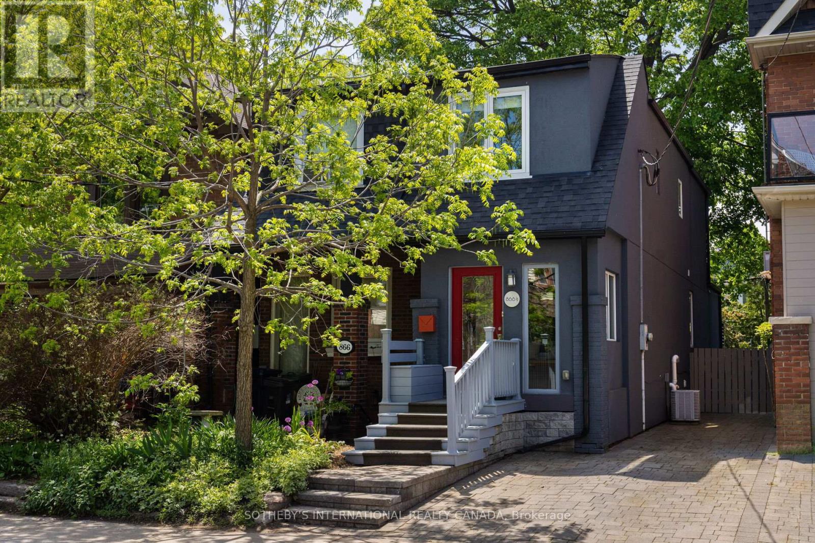 <div class="slider-price">$1,099,000</div><p>866 1/2 Carlaw Avenue, Toronto, Ontario</p>