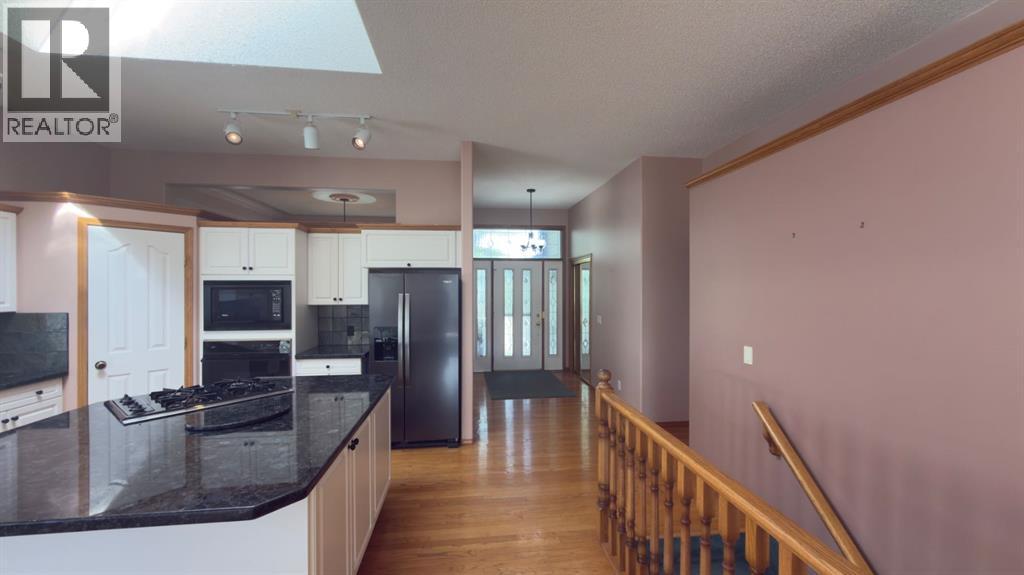 117 Woodpark Close Sw, Calgary, Alberta  T2W 6H1 - Photo 4 - A2309782
