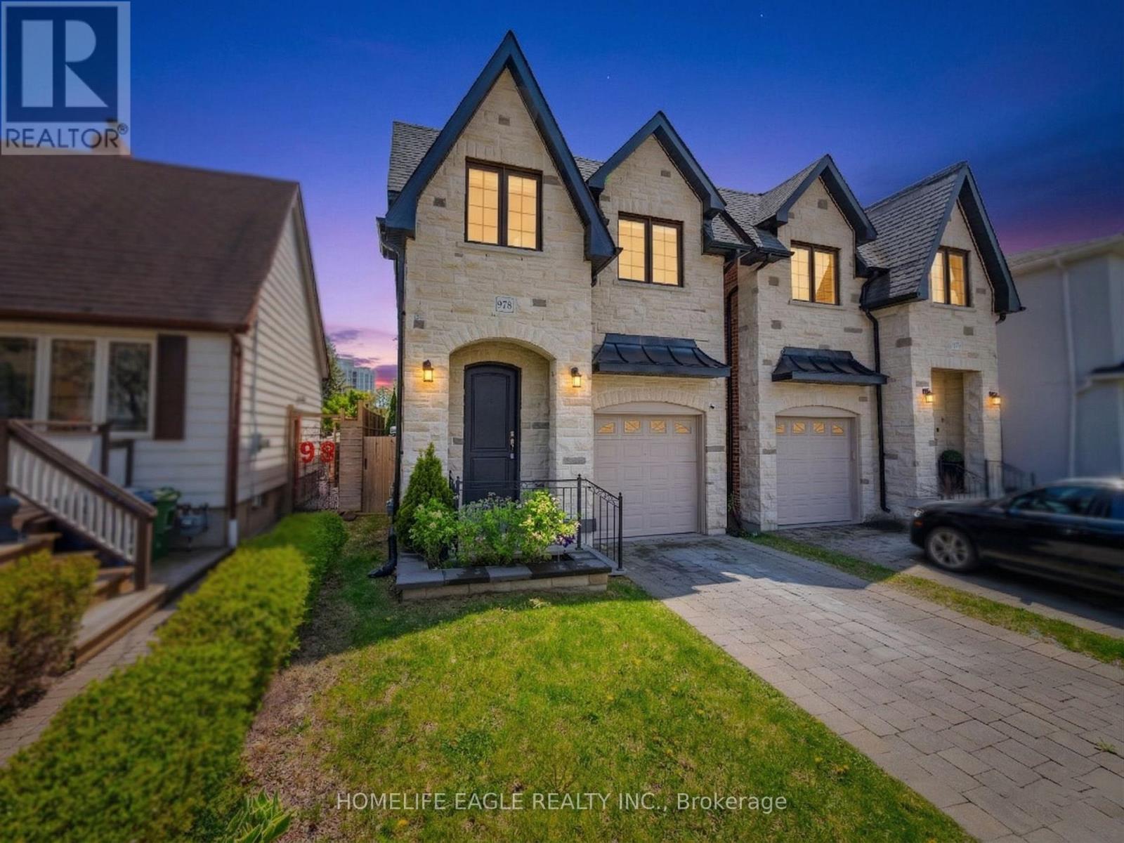 <div class="slider-price">$1,424,900</div><p>97b Craiglee Drive, Toronto, Ontario</p>