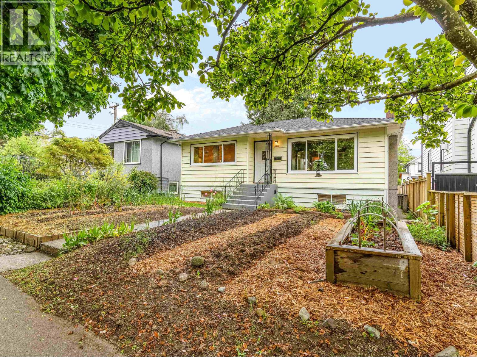 2578 E 15th Avenue, Vancouver, British Columbia  V5M 2K1 - Photo 1 - R3123015
