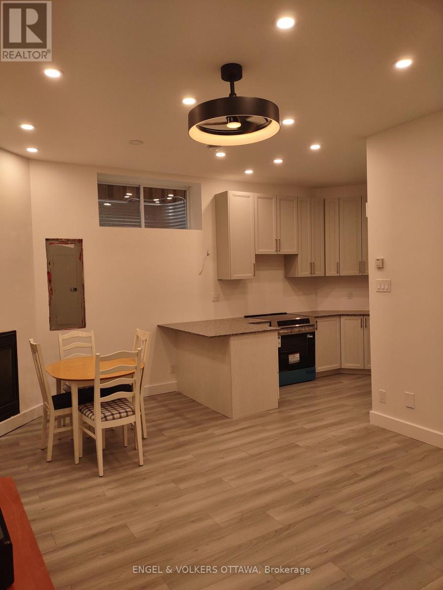 B - 281 Kirchoffer, Ottawa, Ontario  K2A 1Y1 - Photo 13 - X13178296