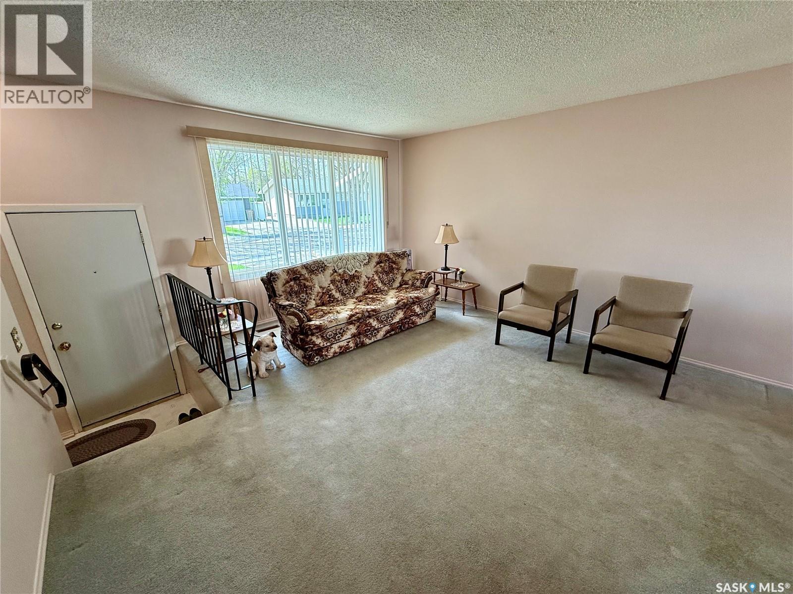 70 Hatton Crescent, Regina, Saskatchewan  S4N 5K6 - Photo 4 - SK037307