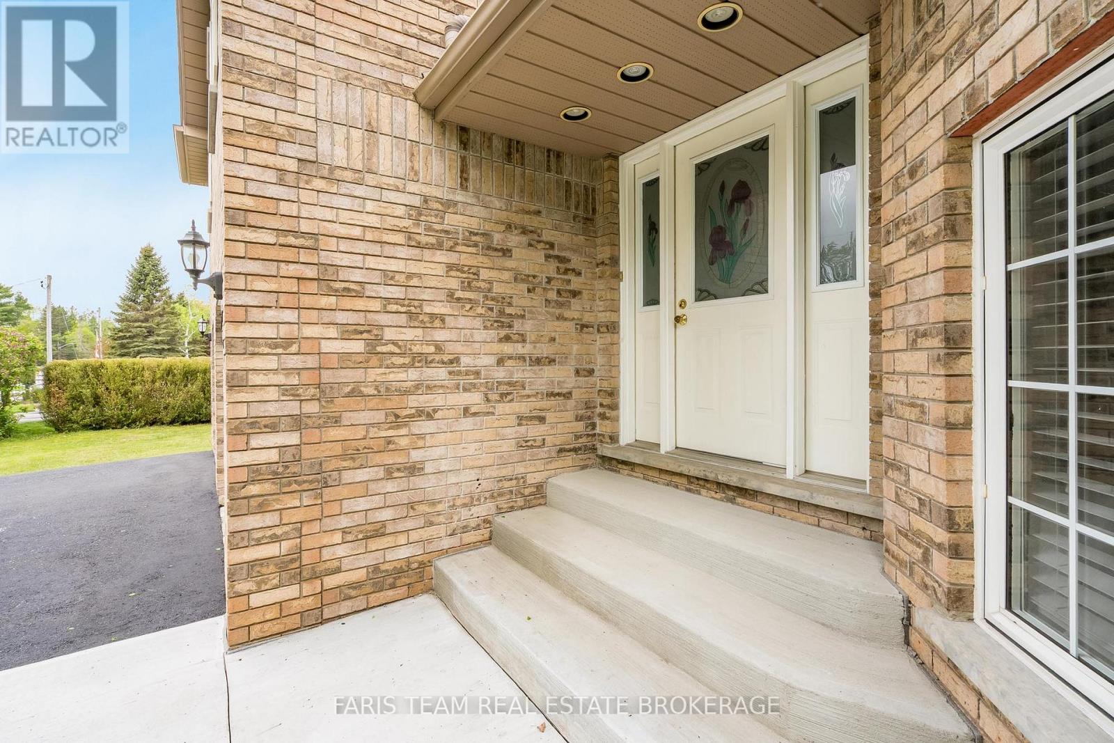 704 Trinity Street, Innisfil, Ontario  L9S 2G8 - Photo 4 - N13196822