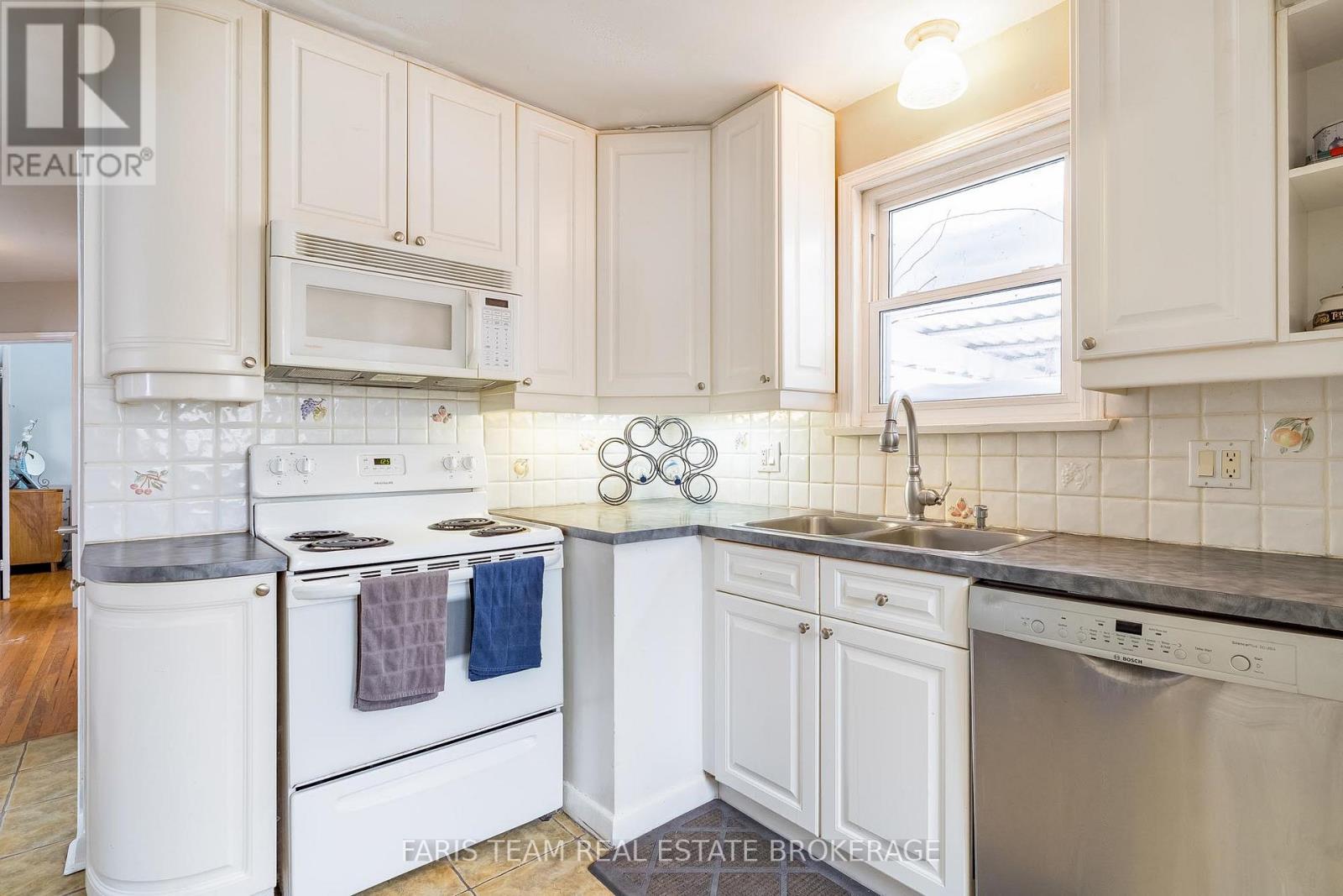 18 Newton Street, Barrie (Wellington), Ontario  L4M 3N3 - Photo 5 - S13197636