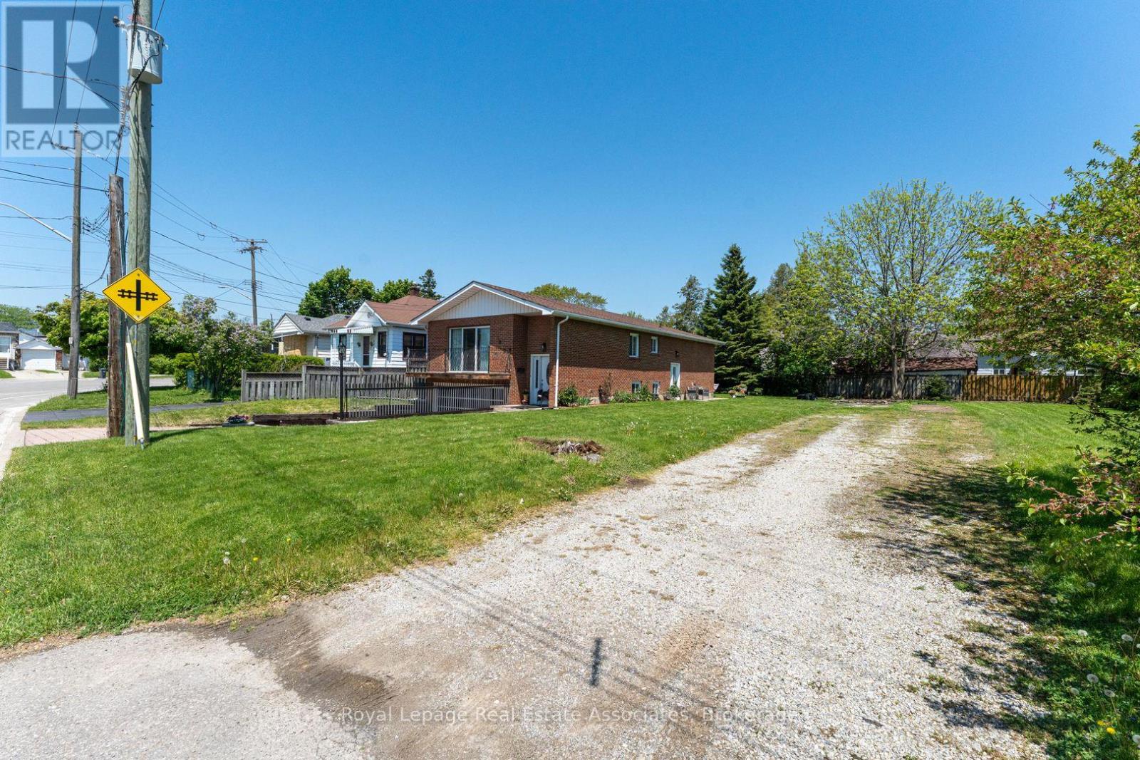 1063 Alexandra Avenue, Mississauga, Ontario  L5E 2A1 - Photo 10 - W13196358