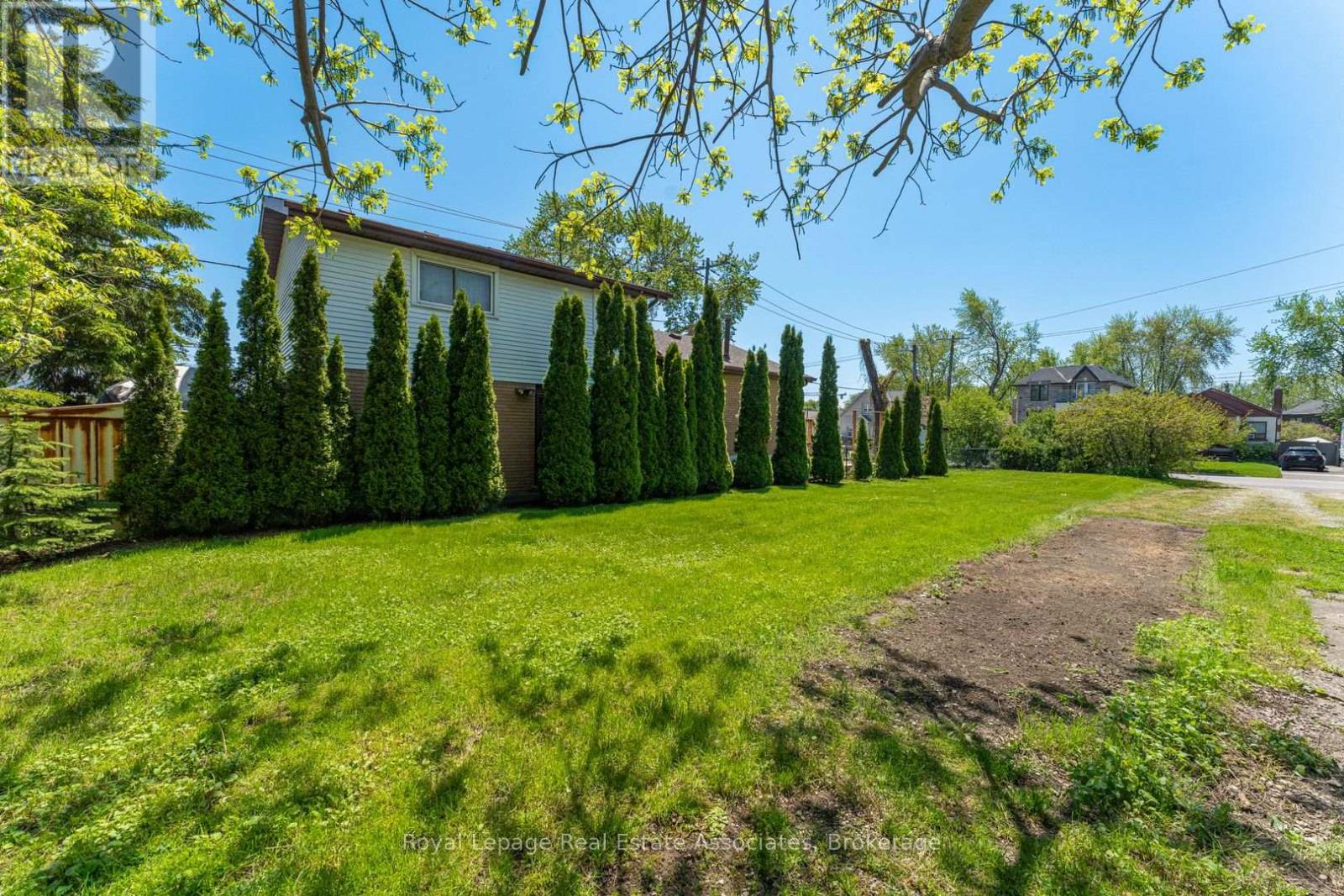 1063 Alexandra Avenue, Mississauga, Ontario  L5E 2A1 - Photo 17 - W13196358