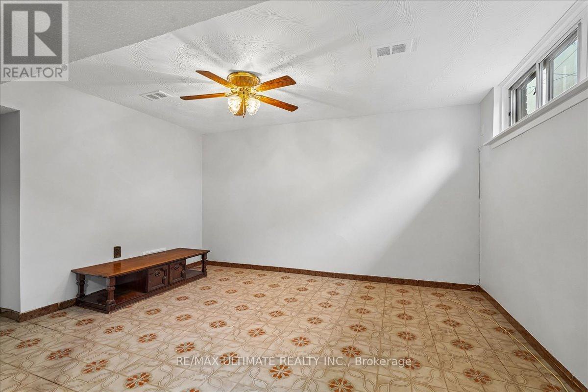 12 Thurodale Avenue, Toronto, Ontario  M6M 3B3 - Photo 15 - W13196708