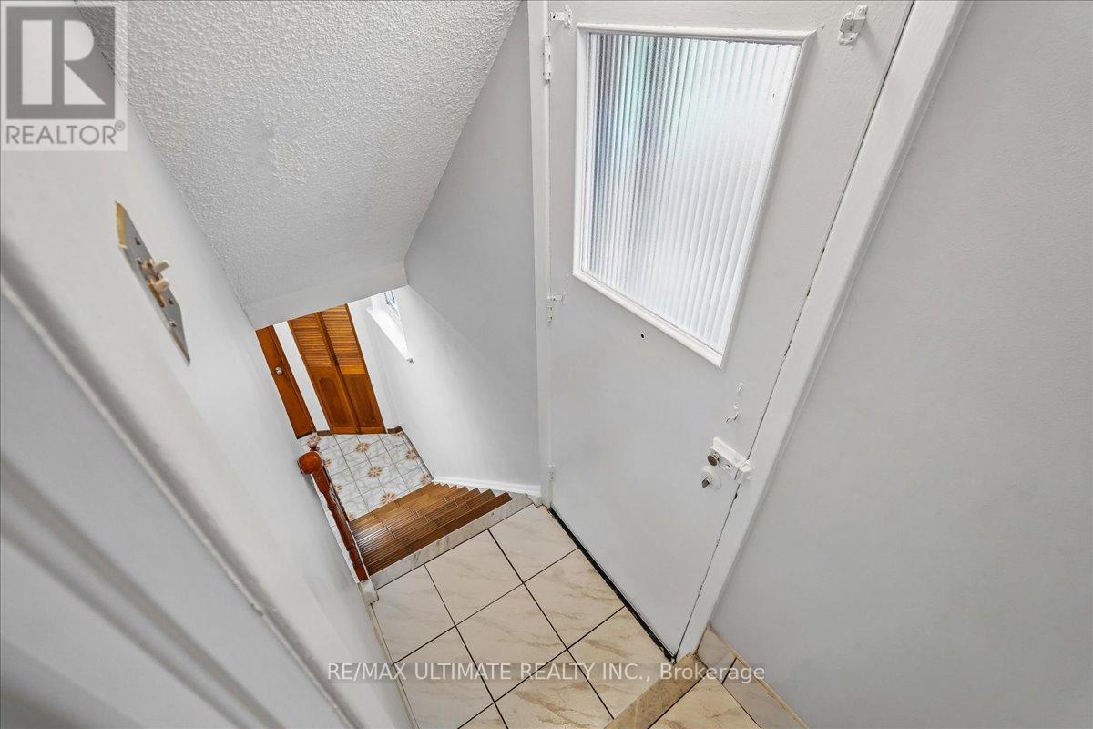 12 Thurodale Avenue, Toronto, Ontario  M6M 3B3 - Photo 29 - W13196708
