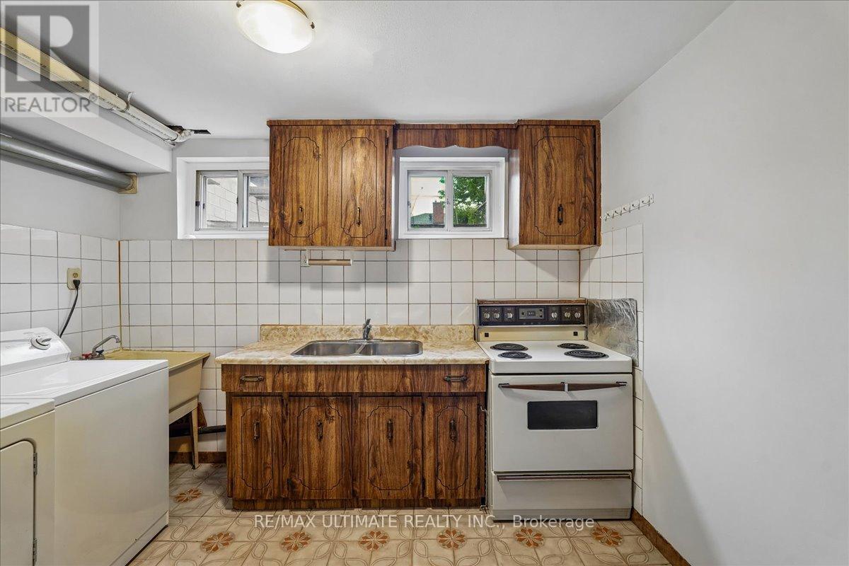 12 Thurodale Avenue, Toronto, Ontario  M6M 3B3 - Photo 34 - W13196708
