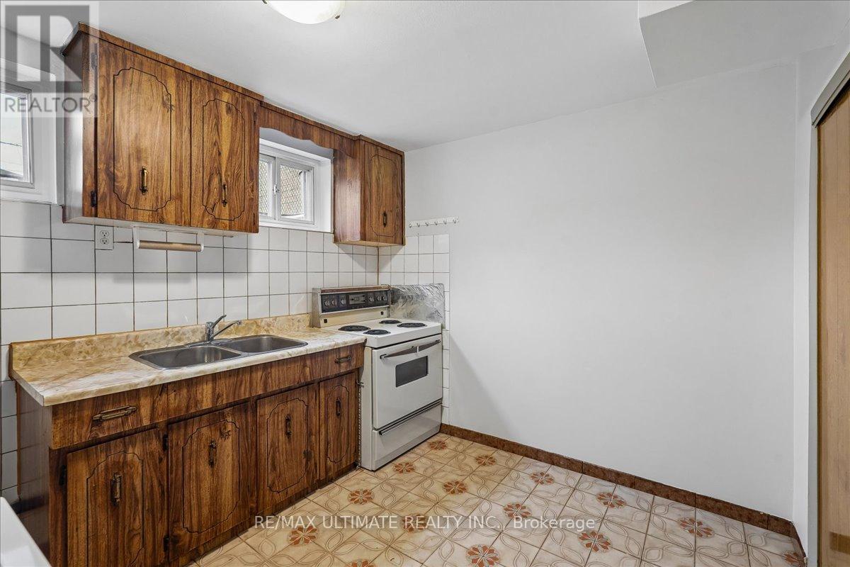 12 Thurodale Avenue, Toronto, Ontario  M6M 3B3 - Photo 35 - W13196708