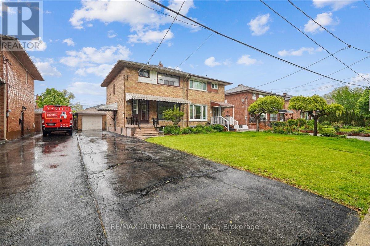 12 Thurodale Avenue, Toronto, Ontario  M6M 3B3 - Photo 4 - W13196708