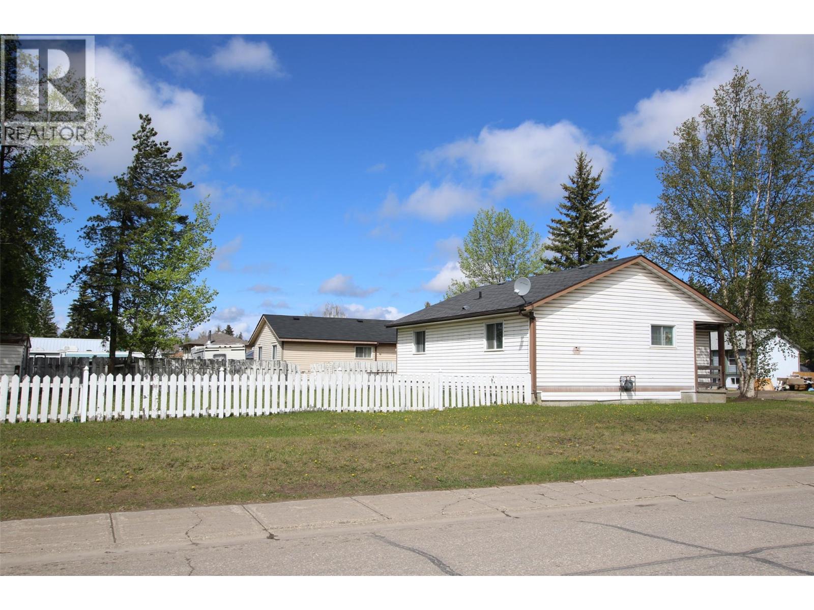 332 Willow Drive, Tumbler Ridge, British Columbia  V0C 2W0 - Photo 2 - 10378307