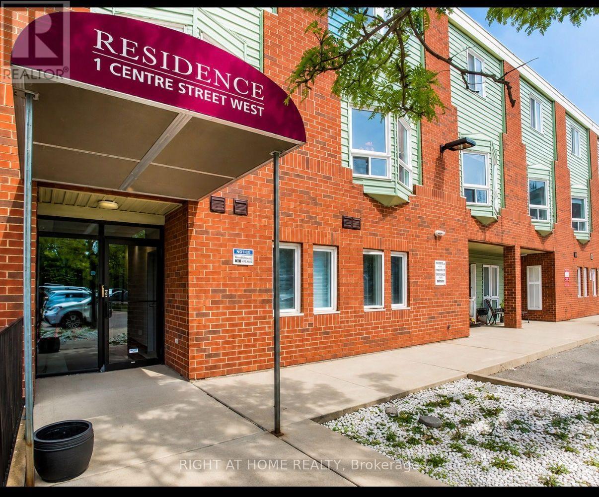 210 - 1 Center Street W, Richmond Hill, Ontario L4C 3P3 - Photo 1 - N13198808