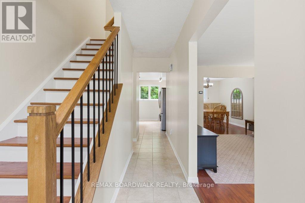 4 Glen Park Drive, Ottawa, Ontario  K1B 3Z2 - Photo 3 - X13198938