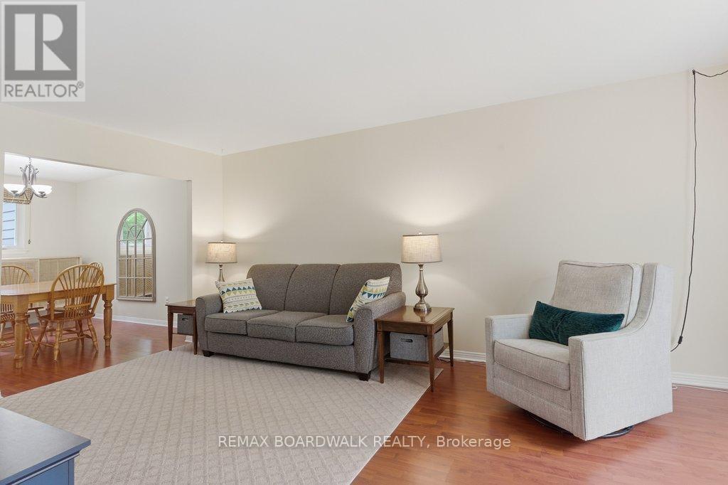 4 Glen Park Drive, Ottawa, Ontario  K1B 3Z2 - Photo 4 - X13198938