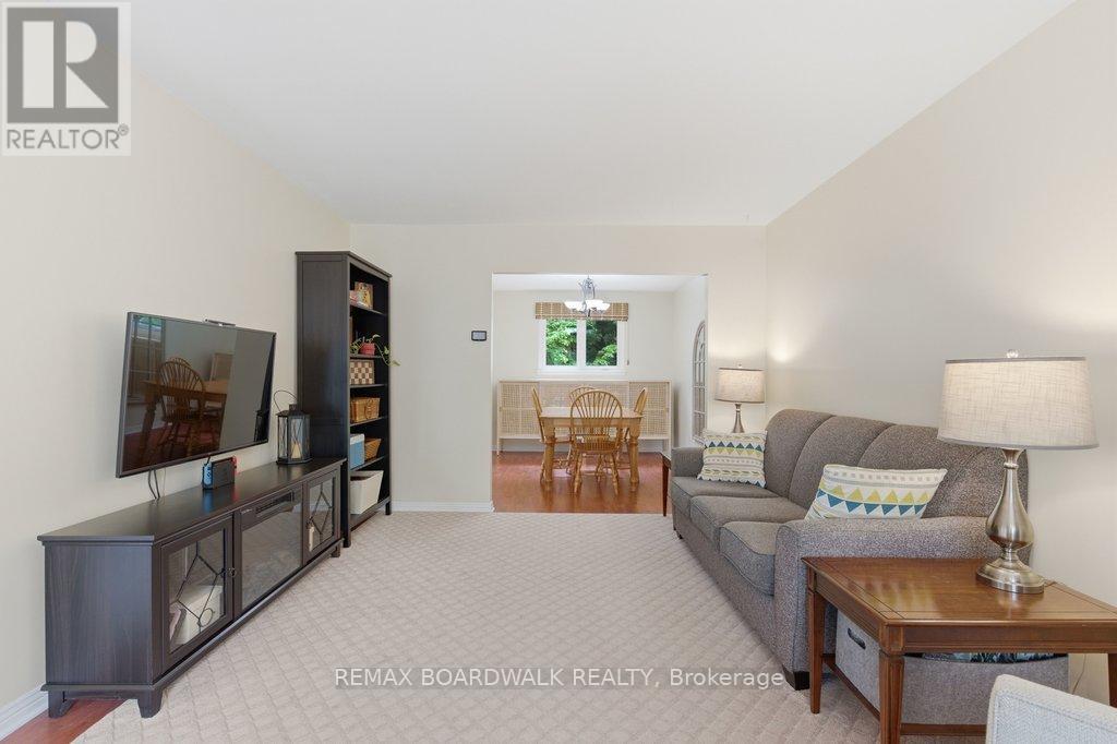 4 Glen Park Drive, Ottawa, Ontario  K1B 3Z2 - Photo 5 - X13198938