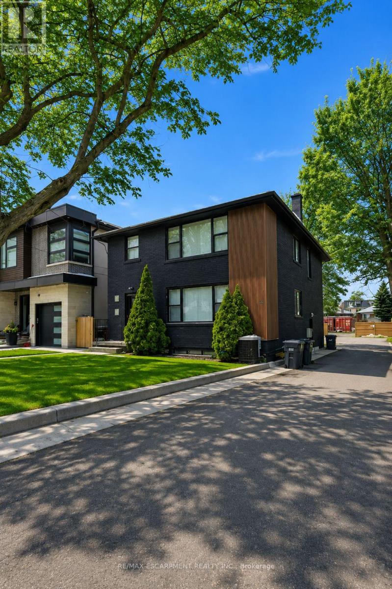 43 Broadview Avenue, Mississauga, Ontario  L5H 2S8 - Photo 2 - W13069906