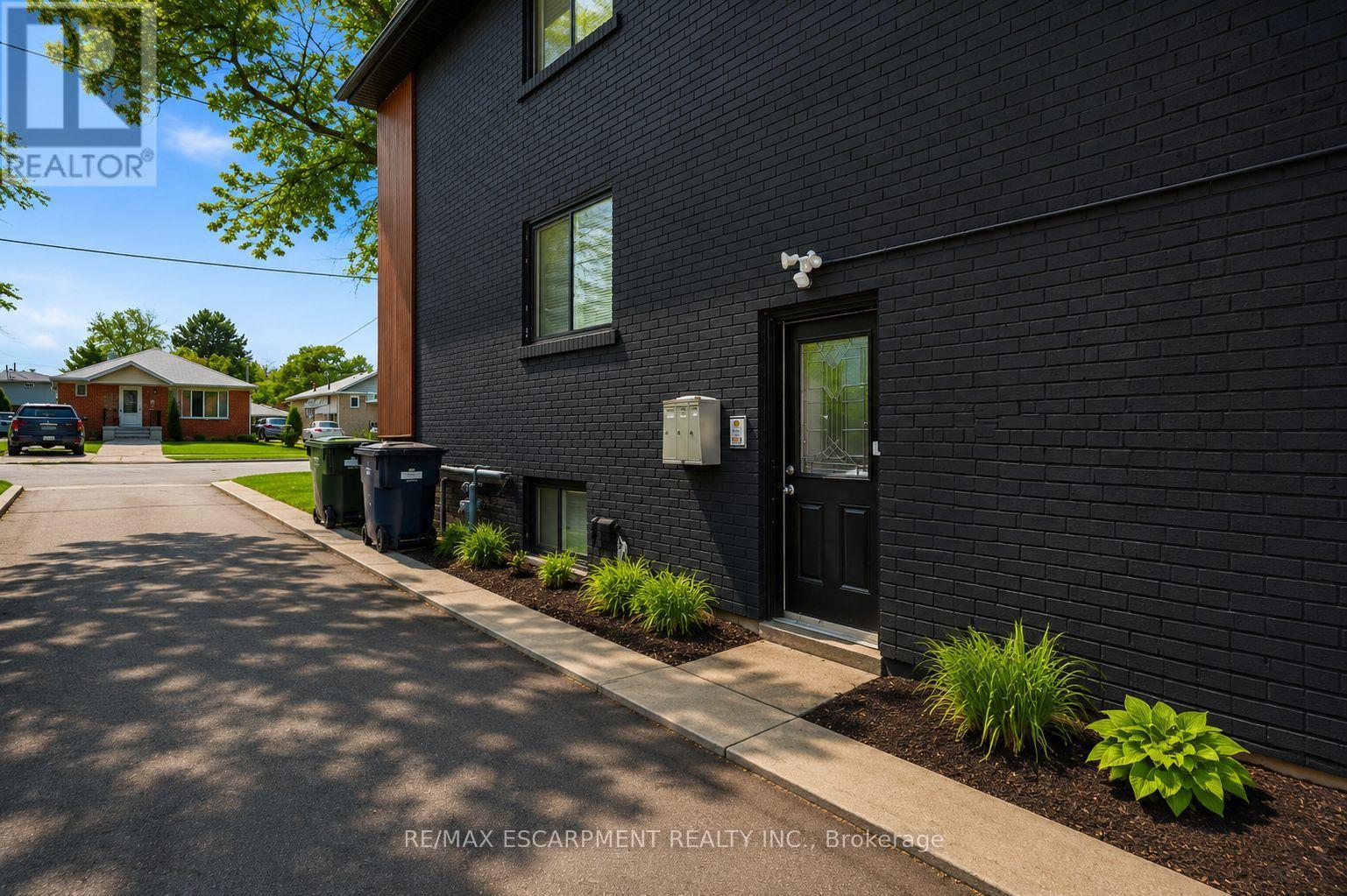 43 Broadview Avenue, Mississauga, Ontario  L5H 2S8 - Photo 4 - W13069906
