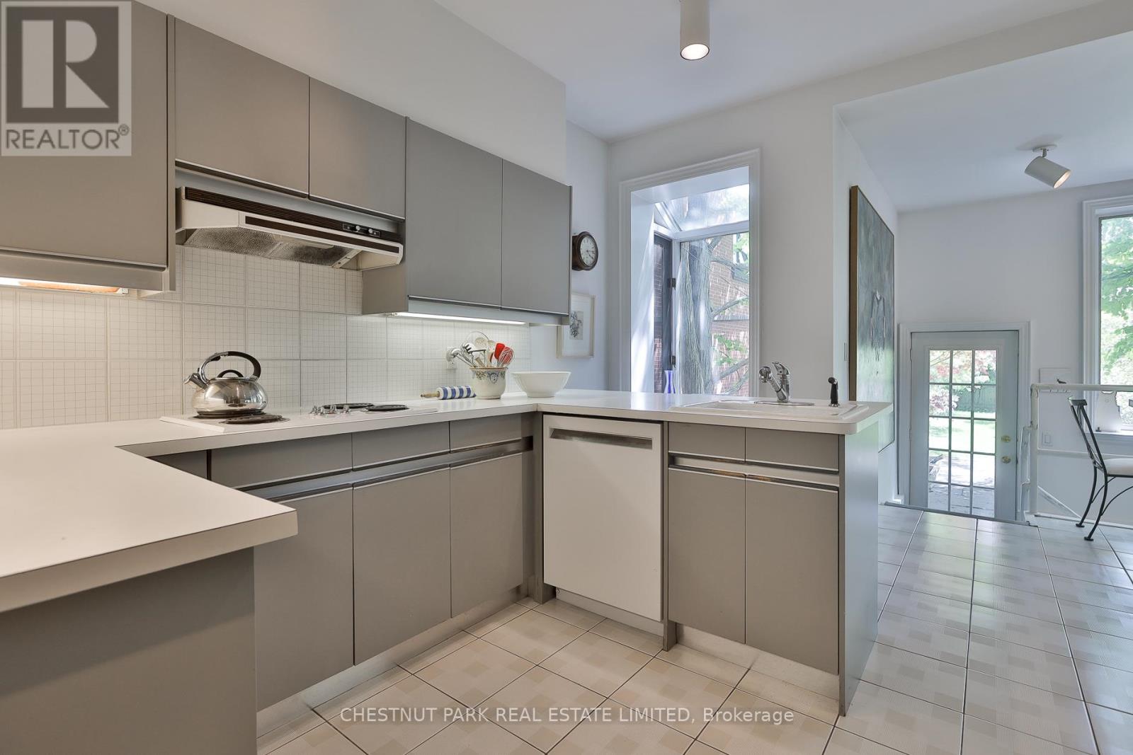 97 Farnham Avenue, Toronto, Ontario  M4V 1H6 - Photo 12 - C13199302